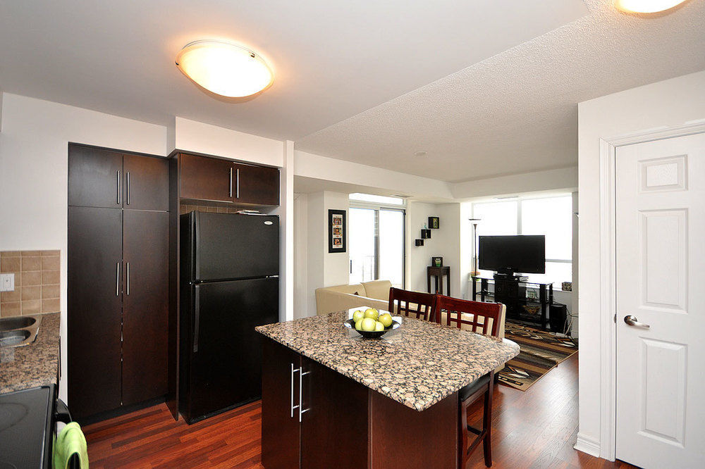Napa Furnished Rental Apartments Square One Миссиссага Экстерьер фото